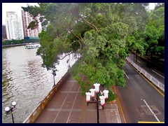 Binjiang Zhong Road goes on the bank of Pearl River on the Haizhu side.